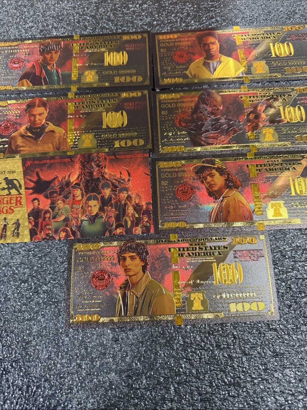 Collectable STRANGER THINGS GOLD FOIL SET OF 7 - Black/Gold